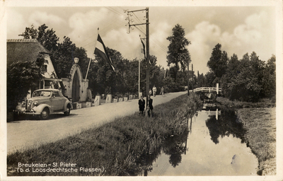 8982 Gezicht op de Herenweg te Breukeleveen uit het zuiden, met links de voorzijde van de villa de Plashoeve.